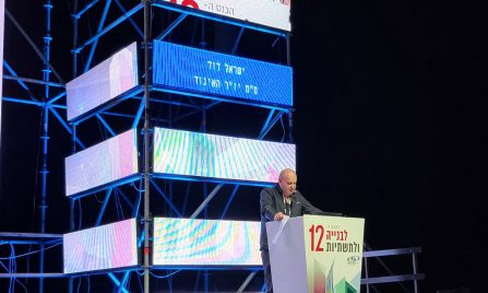 ישראל דוד מ"מ יו"ר איגוד המהנדסים לבנייה ותשתיות פותח את היום השני של הכנס ה 12 של האיגוד